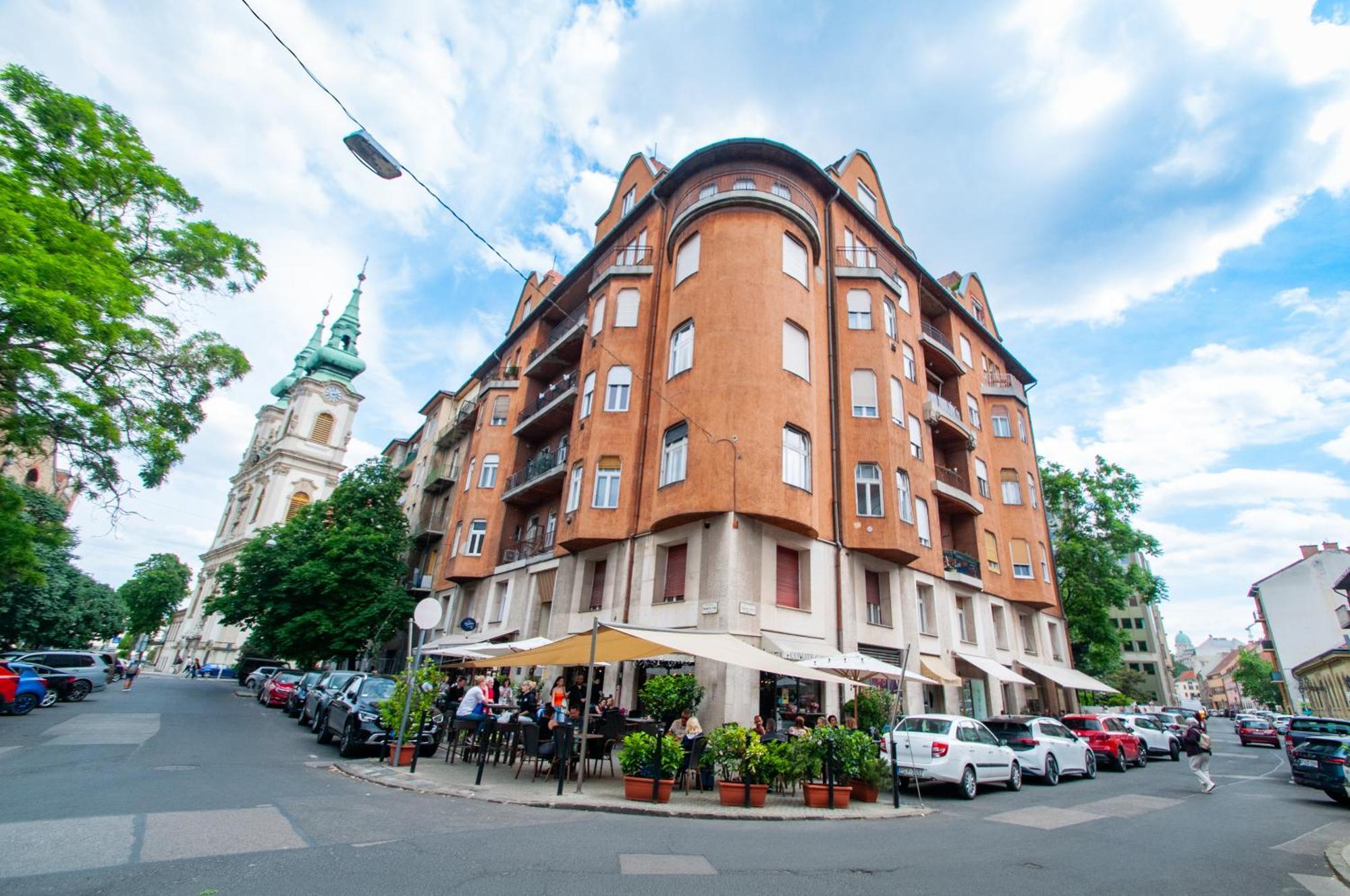 Spacious Family Suite Along River Side, In The Heart Of Buda Budapest Exterior foto