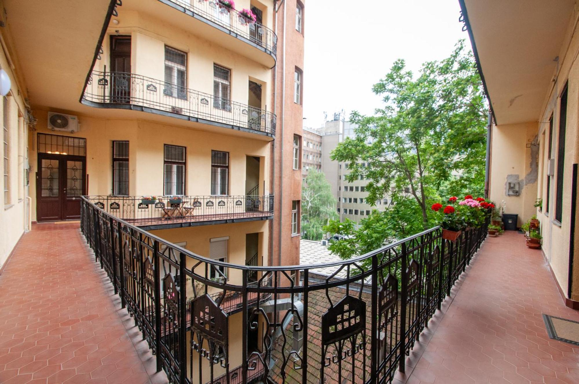 Spacious Family Suite Along River Side, In The Heart Of Buda Budapest Exterior foto