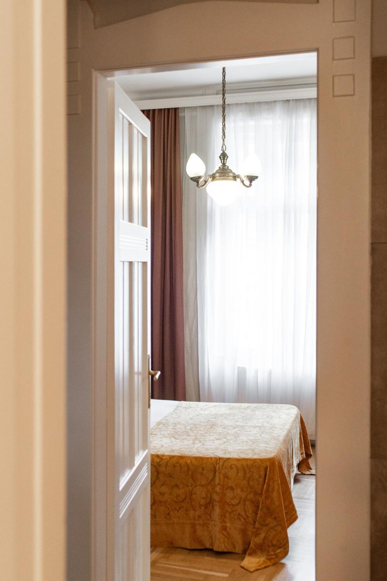 Spacious Family Suite Along River Side, In The Heart Of Buda Budapest Exterior foto