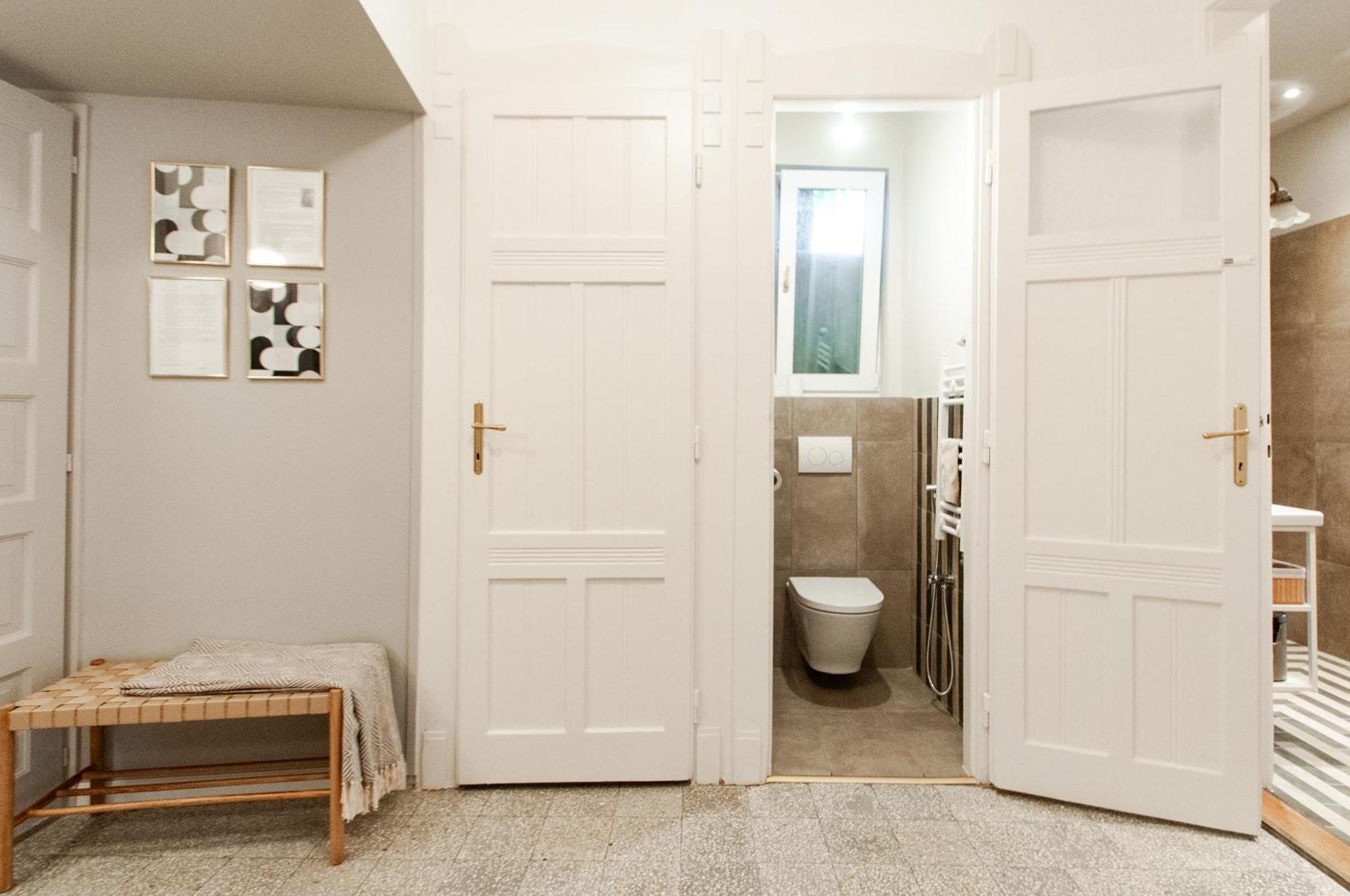 Spacious Family Suite Along River Side, In The Heart Of Buda Budapest Exterior foto